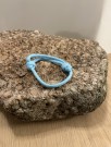 Lyseblått armbånd med dobbel knute til justering thumbnail