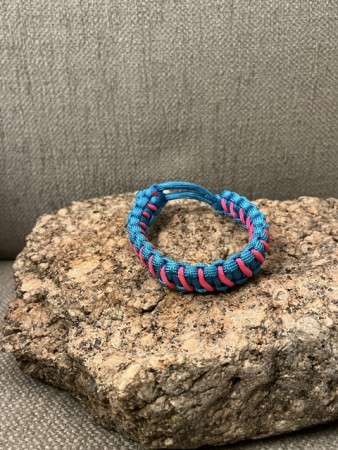 Blått armbånd med rosa detaljer