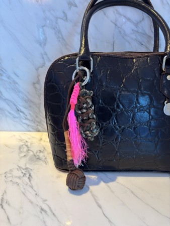 Veskepynt med brun monkeyfist