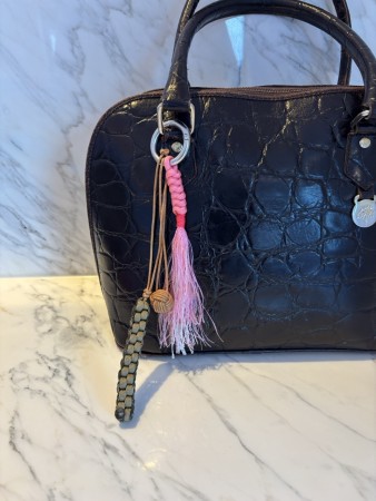 Veskepynt med firkantet knute