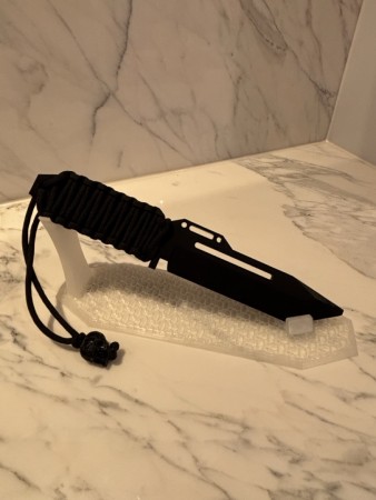 Treningskniv med paracord skjeftet