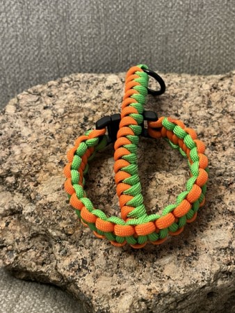 Armbånd og snake knute nøkkelknippe