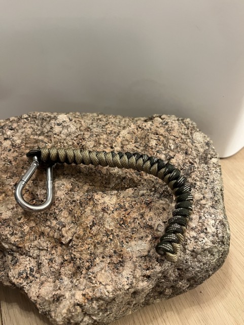 Lengre lineyard med solid carabiner på enden (ikke til klatring)