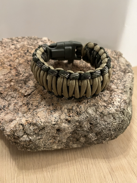 Et armbånd i dobbel cobra med forrest grønn clips