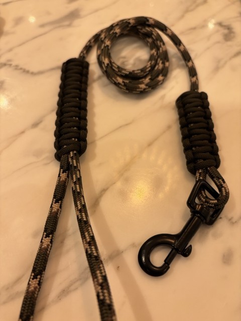 Med grønn cobra knute