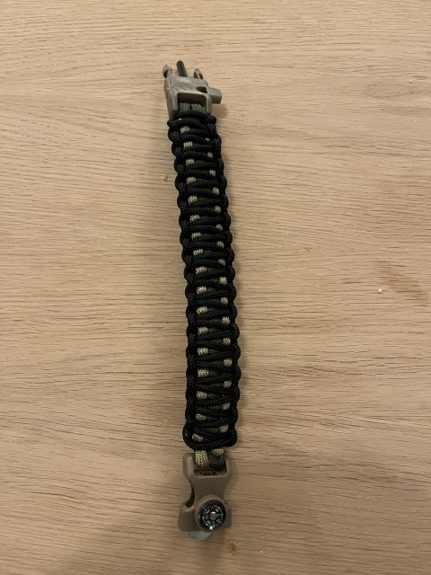 Her ser du detaljene til clipsen, med tennstål og fløyte øverst. kompass og kniv til tennstålet nederst