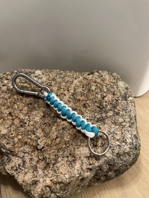 Med carabiner og nøkkelring