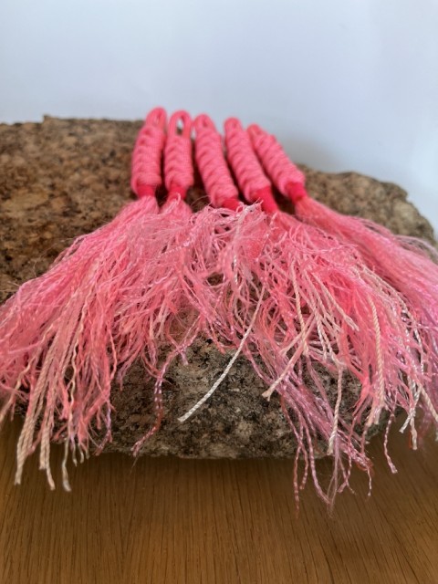 Rosa snake knute med en fantastisk dusk