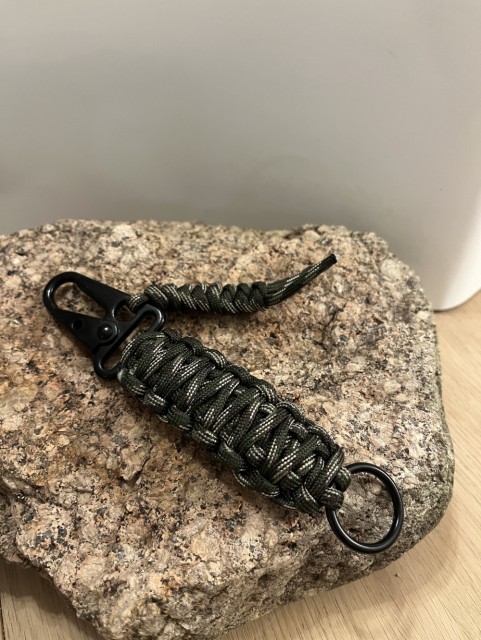 Dobbel cobra med camo cord. Med carabiner og sort ring