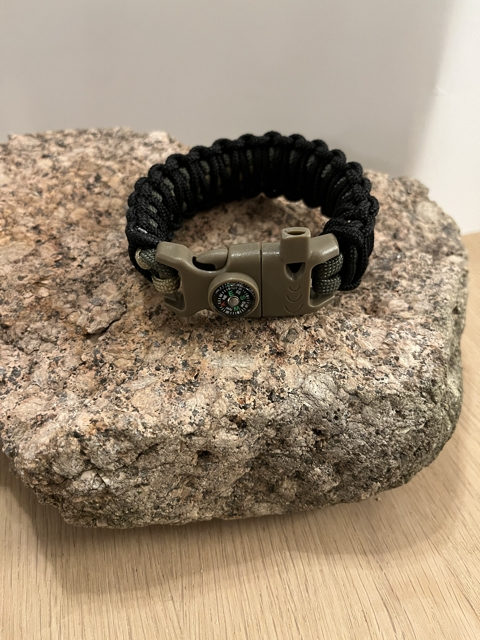 En dobbel cobra med sorte detaljer. Med forrest grønn clips