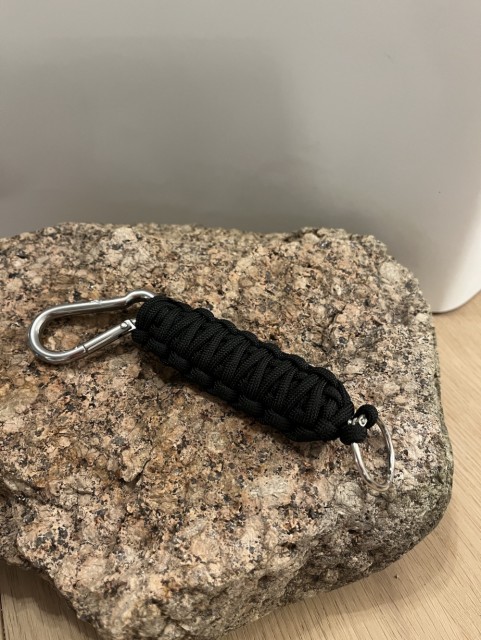 Sort dobbel cobra med carabiner og nøkkelring